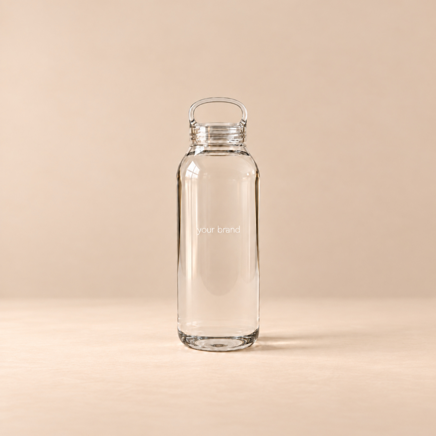 Minimalistische glazen waterfles op beige achtergrond