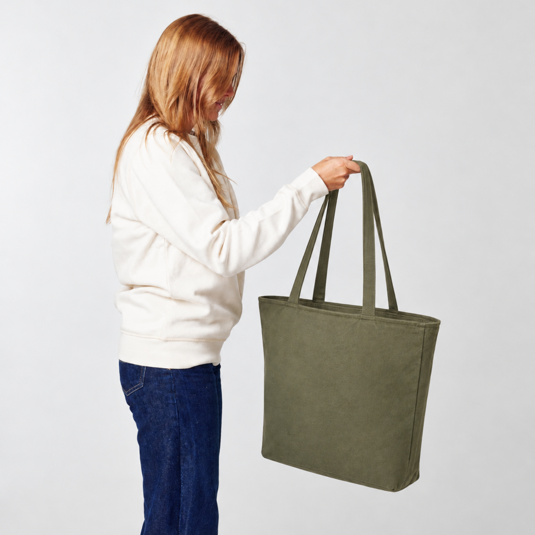 Minimalistische vrouw met olijfgroene totebag