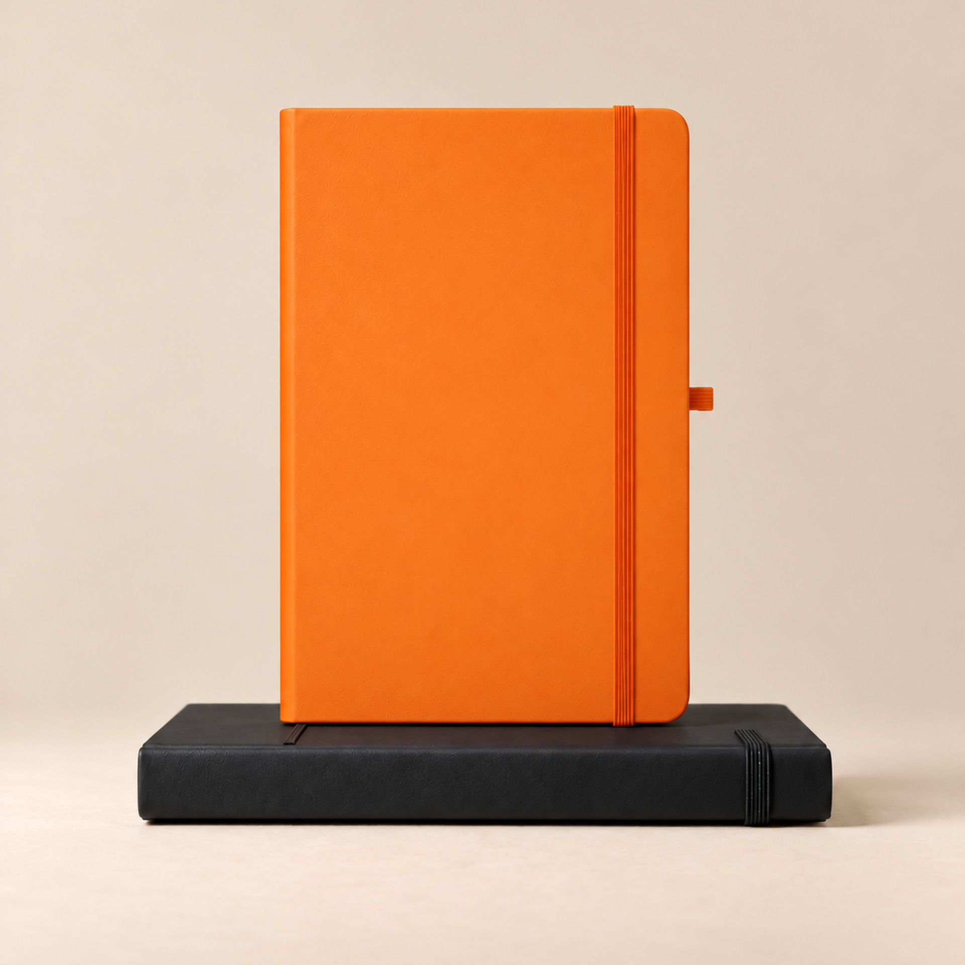Minimalistische oranje en zwarte notitieboeken